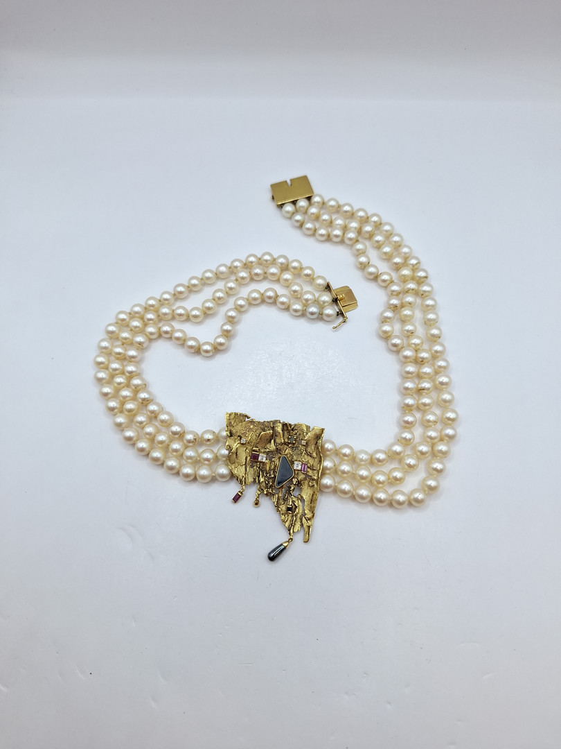 Collana perle con chiusura e centro oro pietre