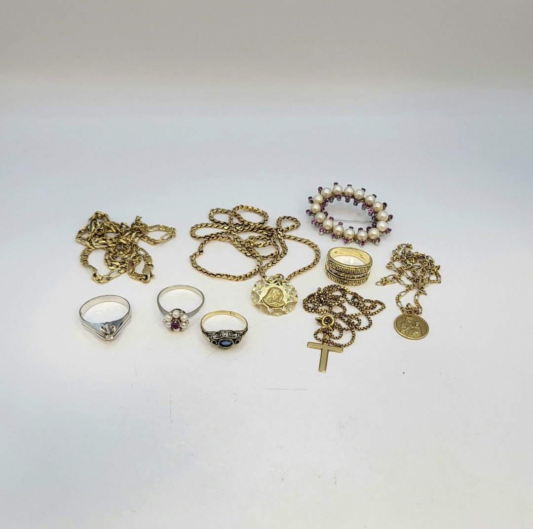 Vari oggetti oro pietre perle diamantini