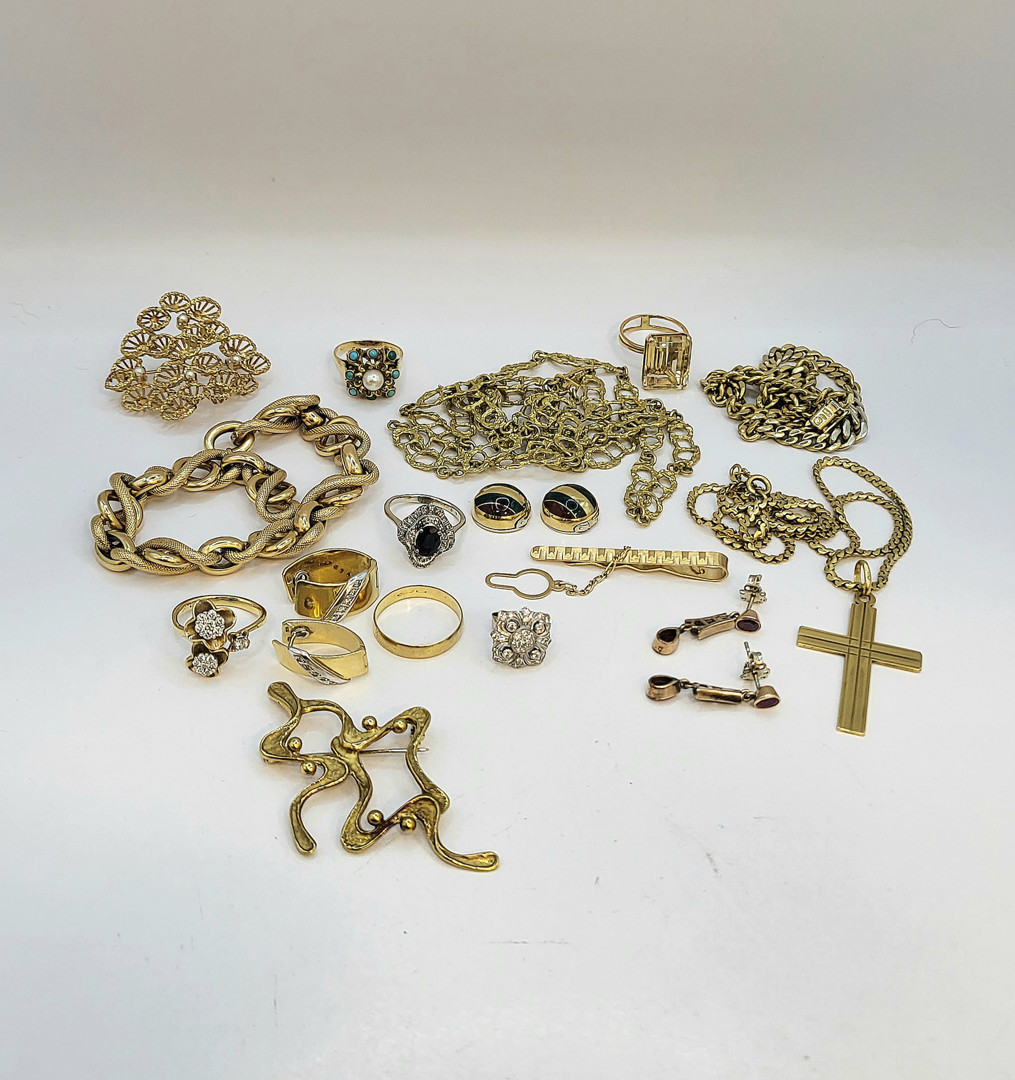 Vari oggetti oro smalto perle pietre diamantini argento