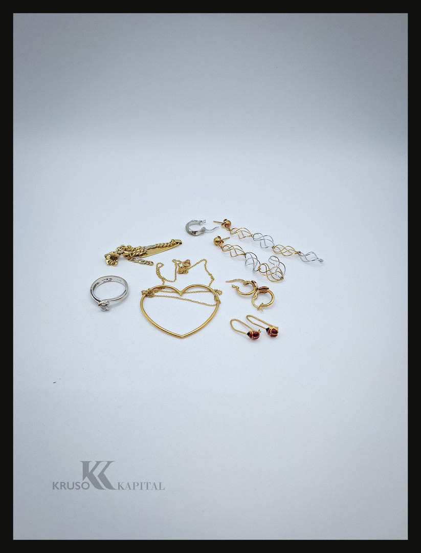 Vari oggetti in oro smalto diamantino