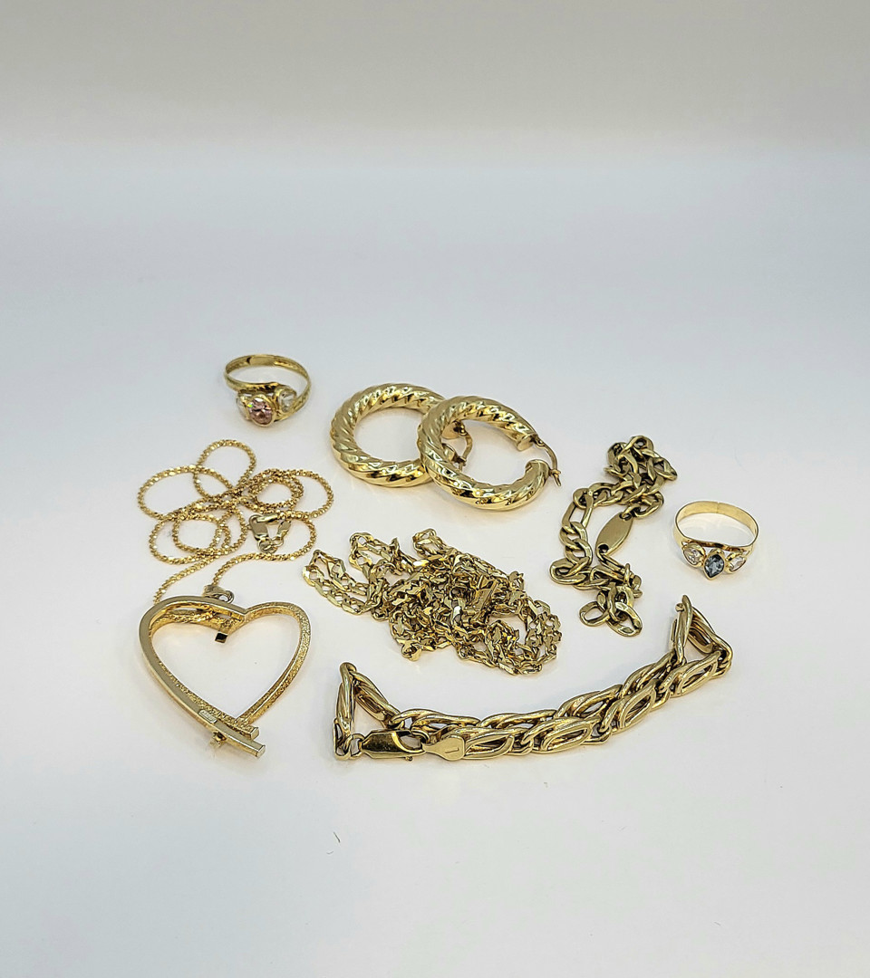 Vari oggetti oro pietre