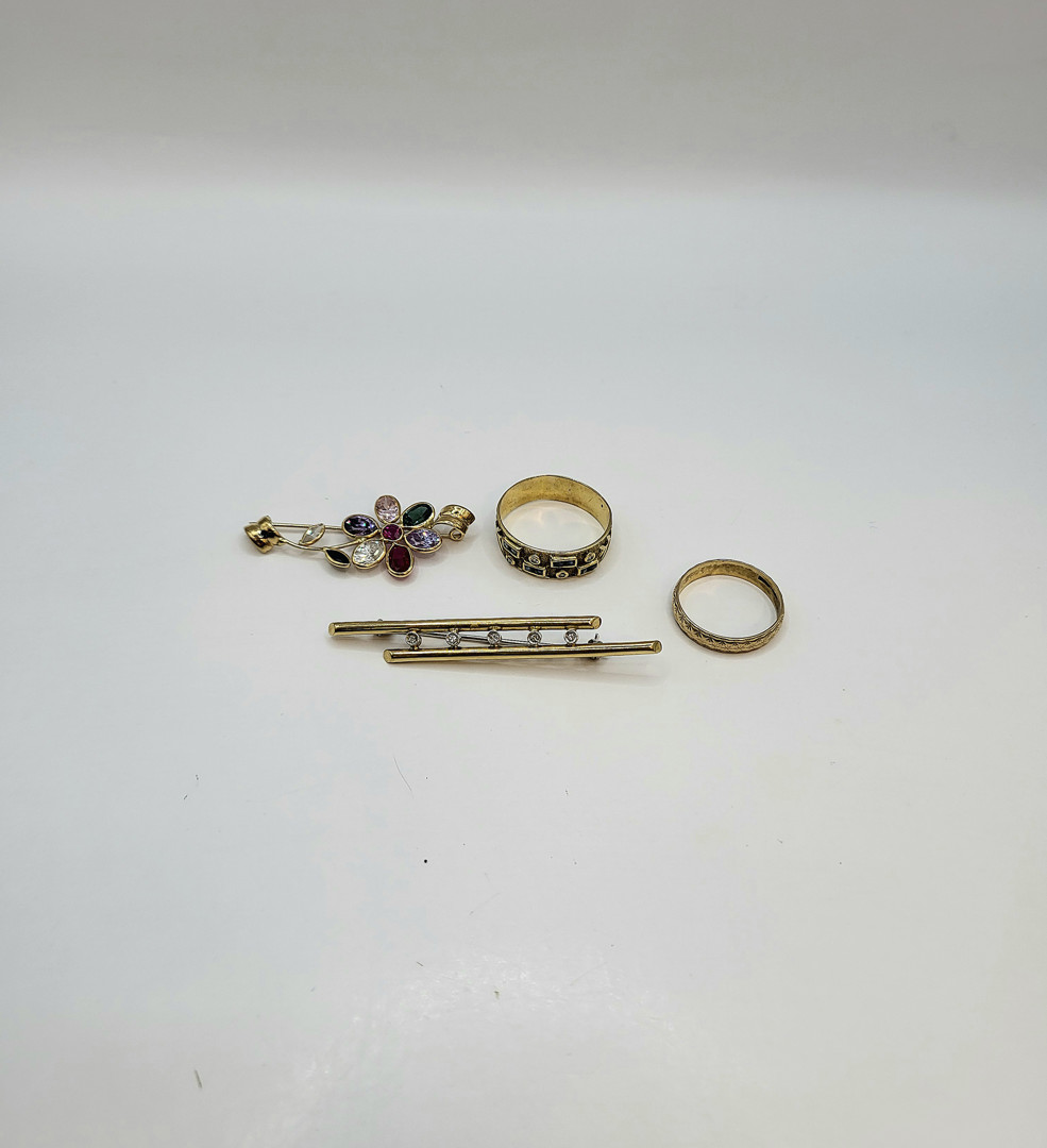 Due anelli e due spille oro pietre diamantini