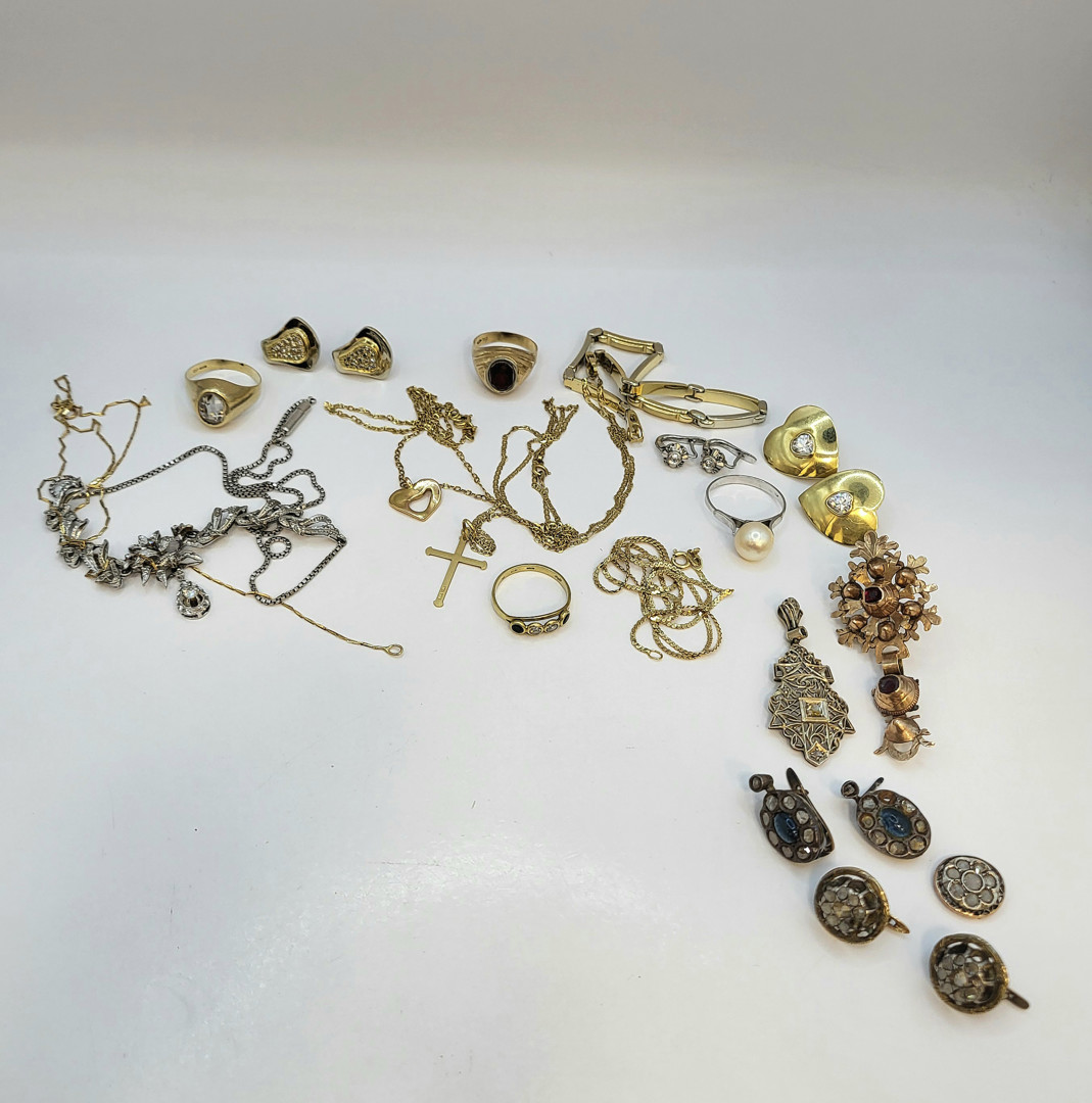 Vari oggetti oro pietre diamantini diamanti 