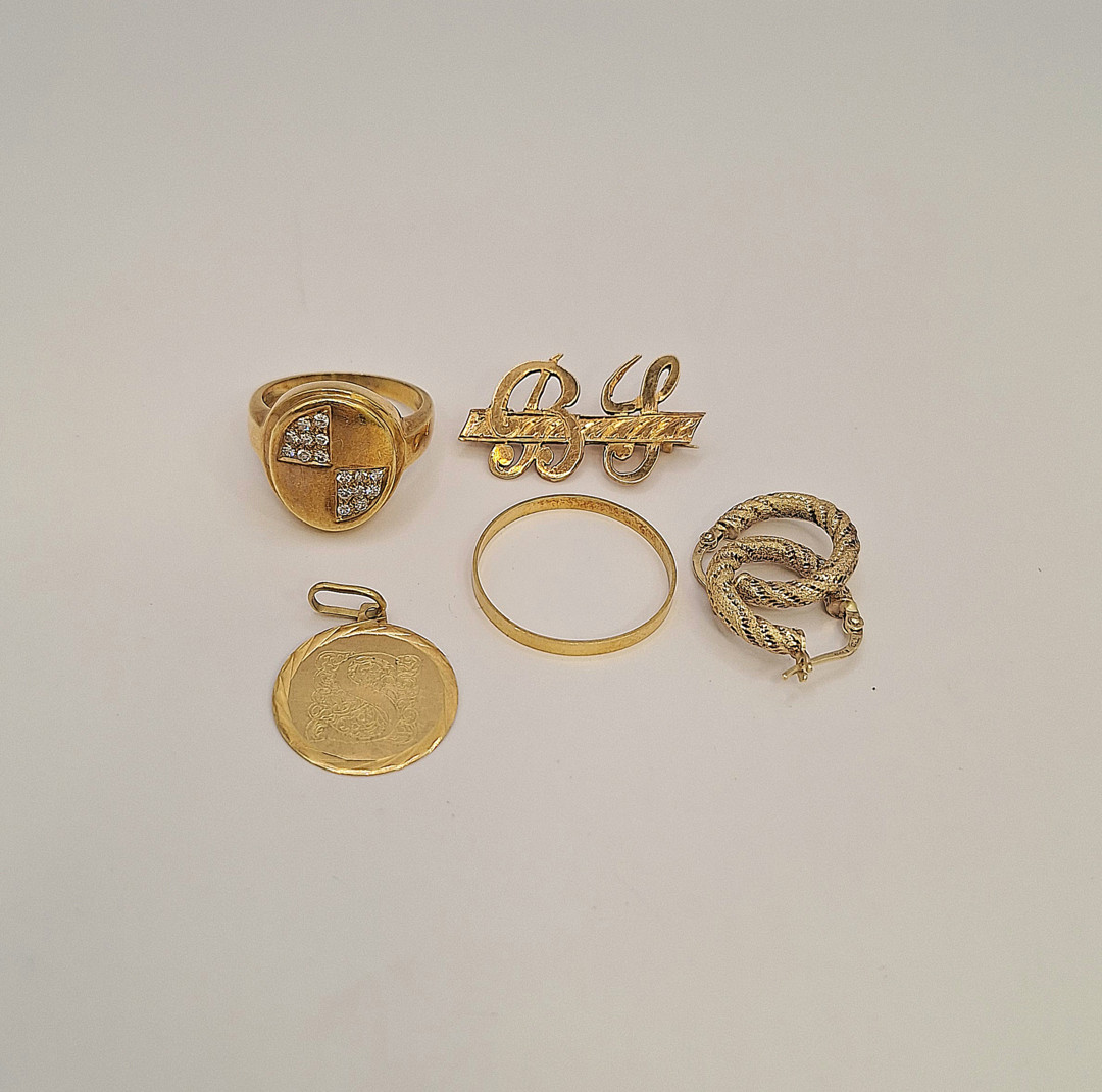 Vari oggetti in oro diamantini