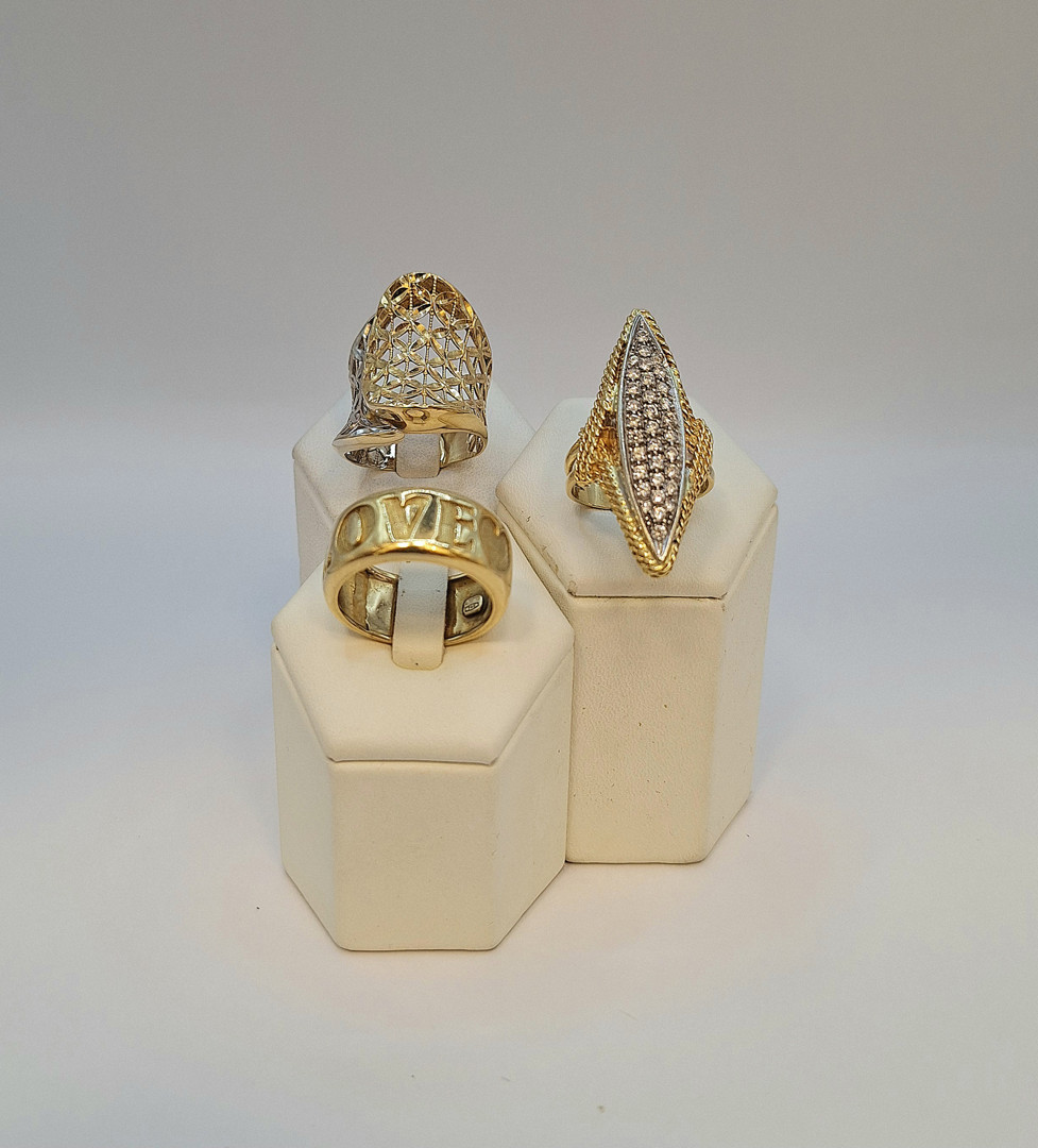 Tre anelli oro pietre