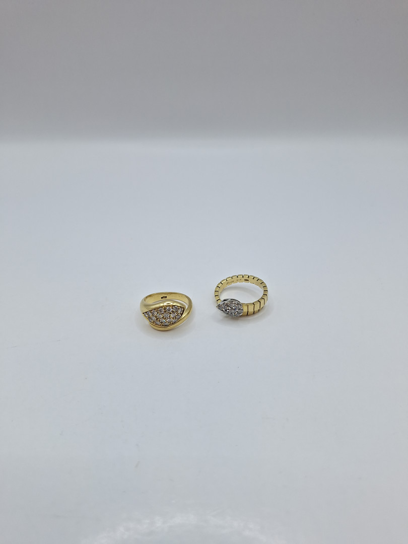 Un paio di anelli oro diamantini