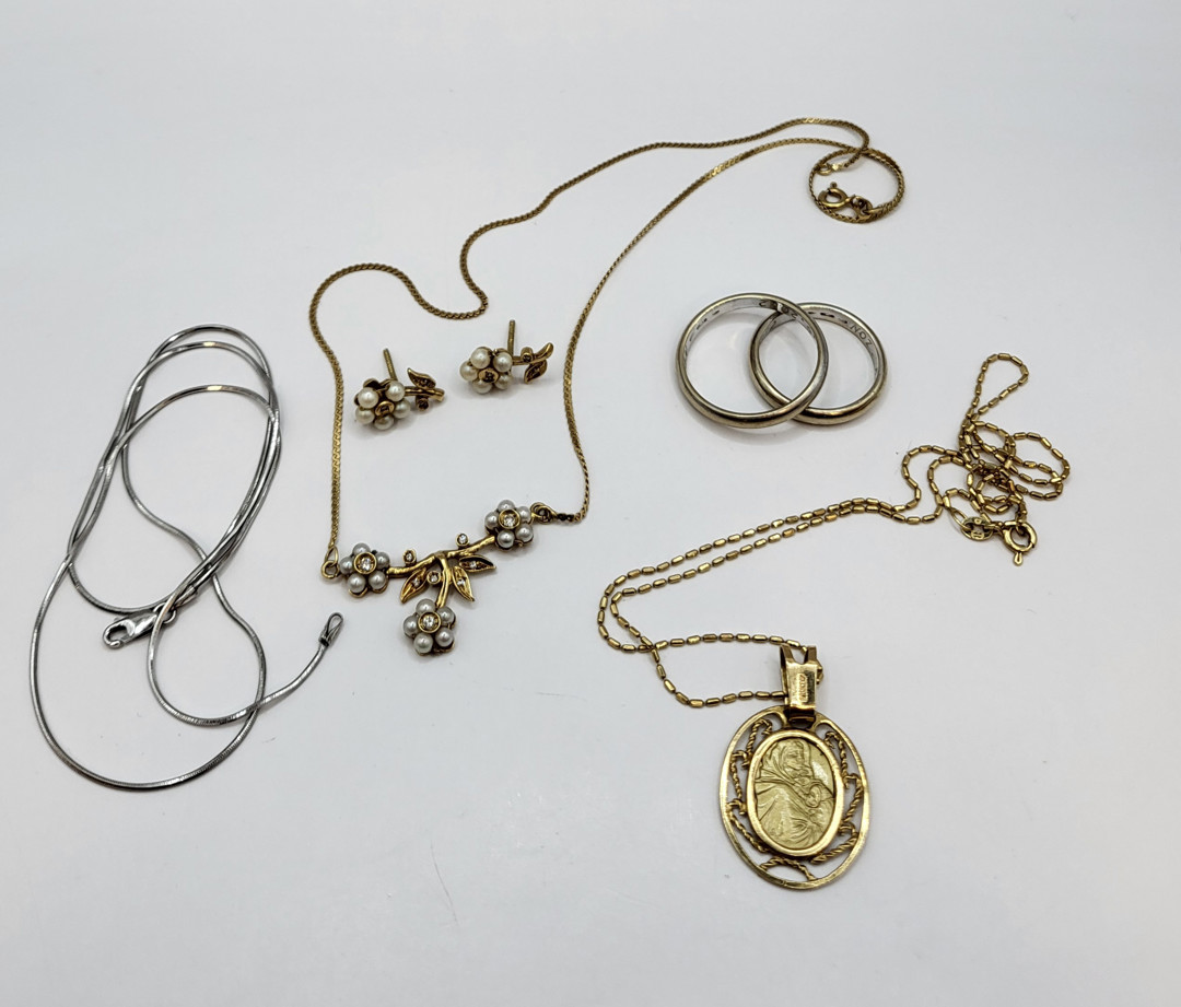 Vari oggetti oro perline diamantini