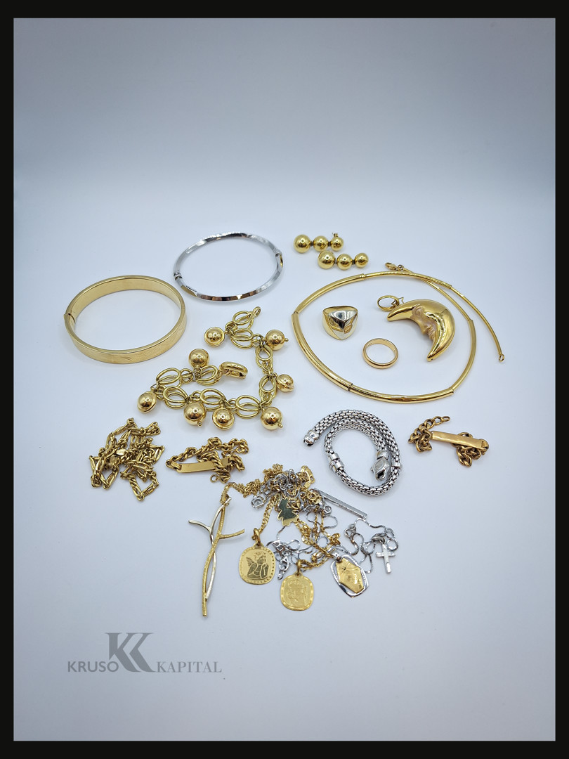 Vari oggetti in oro diamantini