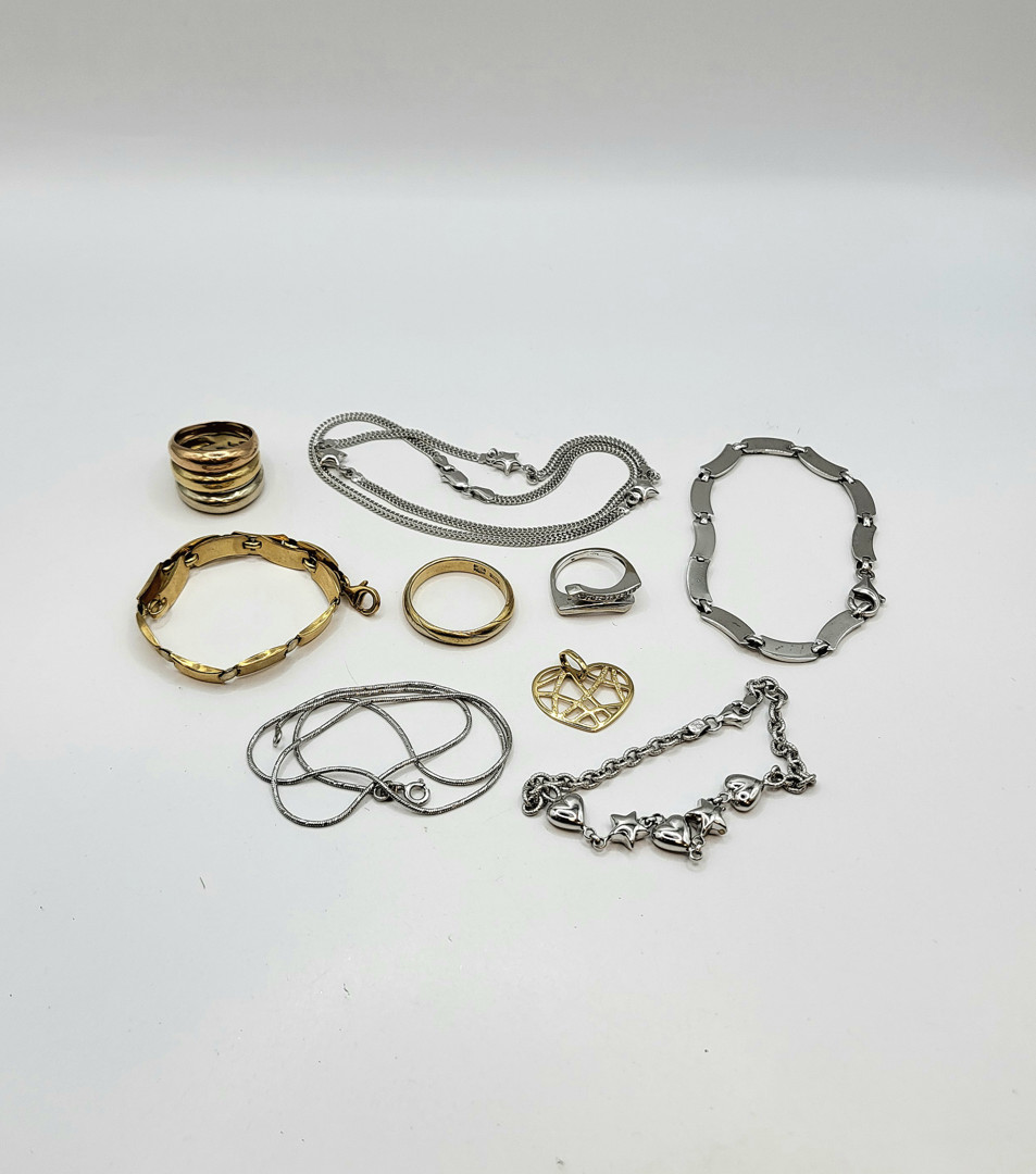 Vari oggetti oro pietre