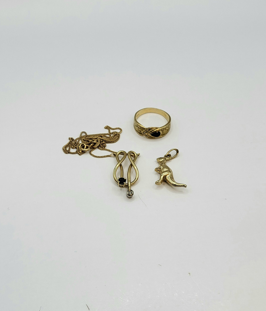 Vari oggetti oro pietre diamante