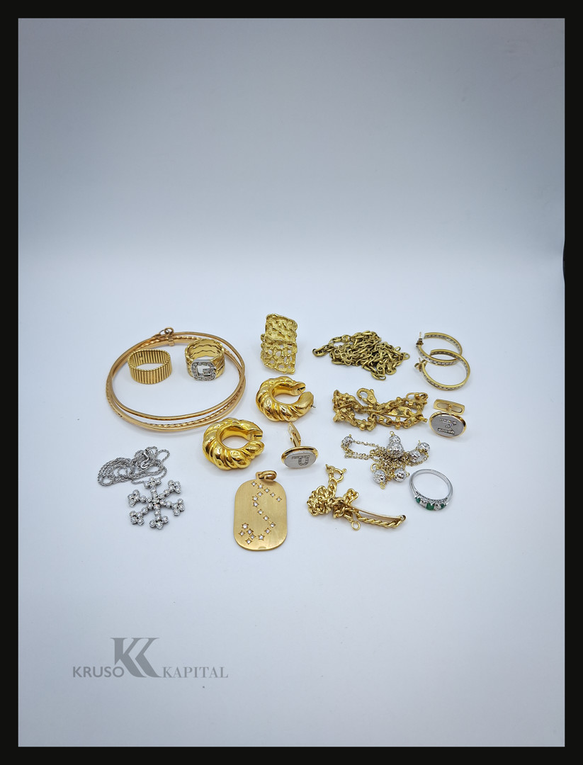 Vari oggetti in oro pietre diamantini metallo