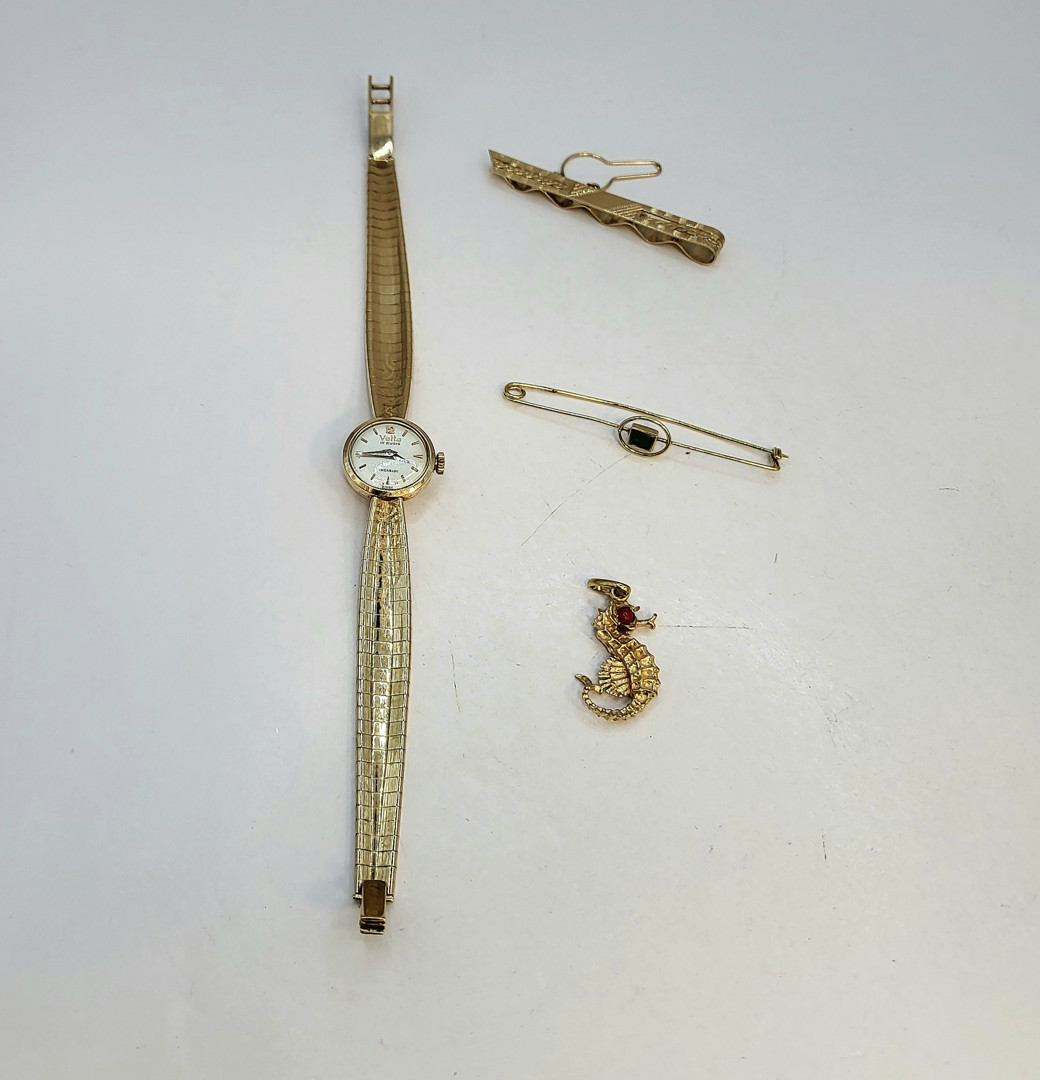 Vari oggetti oro pietre