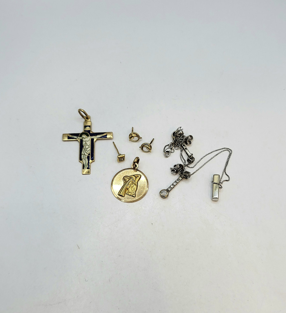 Vari oggetti oro pietre smalti 