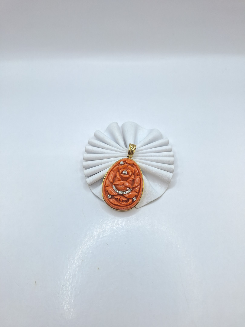 Ciondolo oro corallo e diamantini 