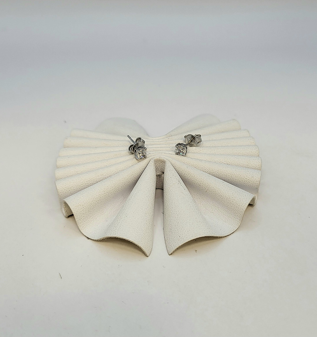 Un paio orecchini oro diamanti