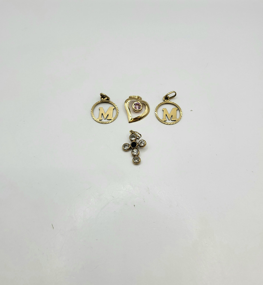 Quattro ciondoli oro pietre