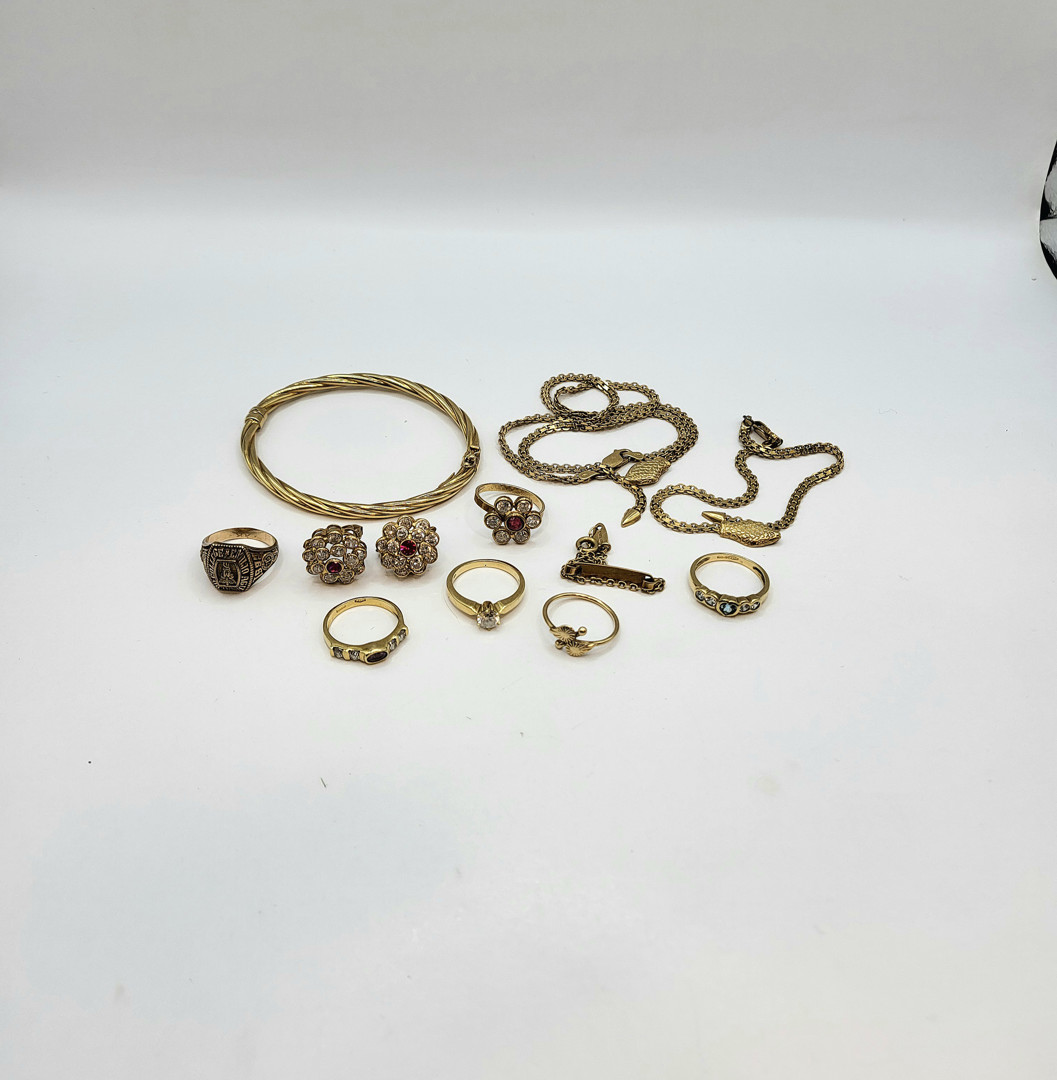 Vari oggetti oro pietre