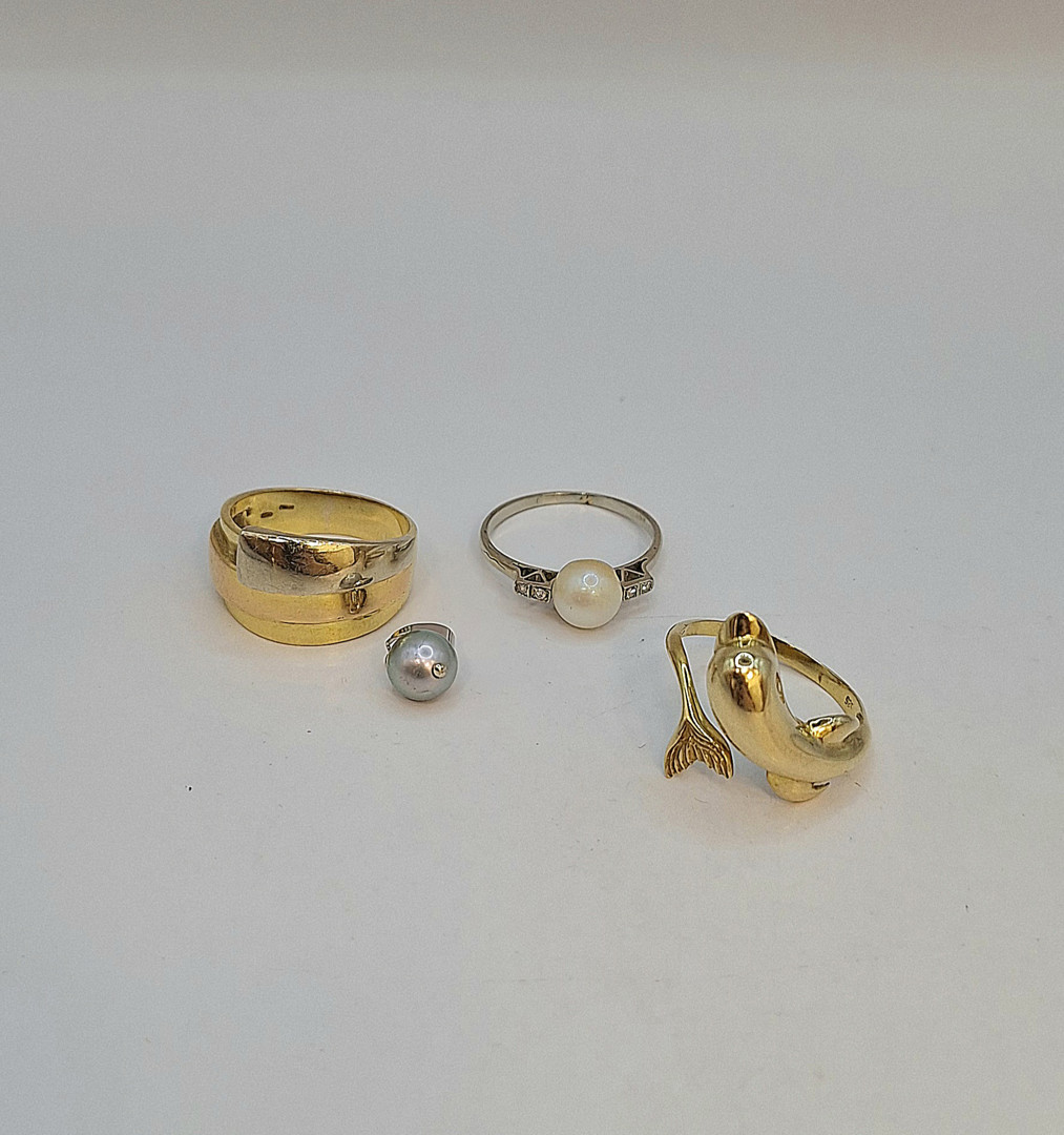 Tre anelli e ciondolo in oro perle 