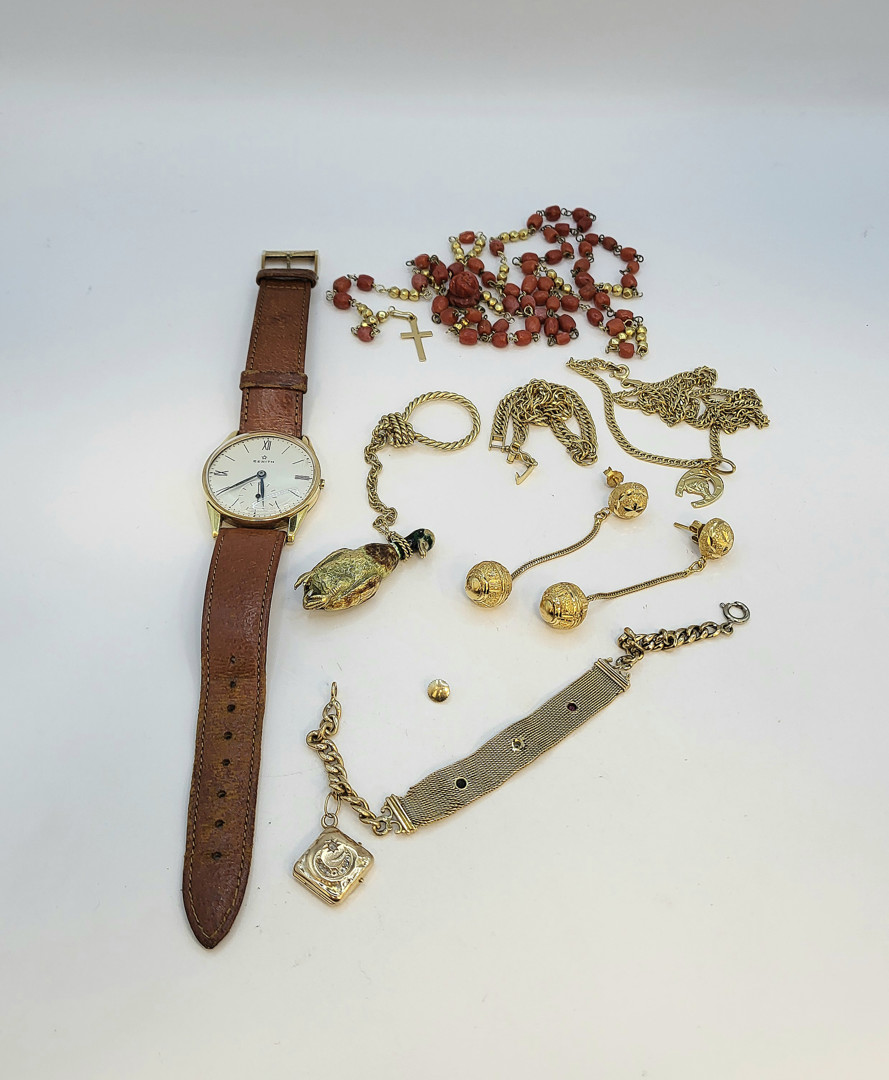 Vari oggetti in oro argento corallo pietre diamantino 