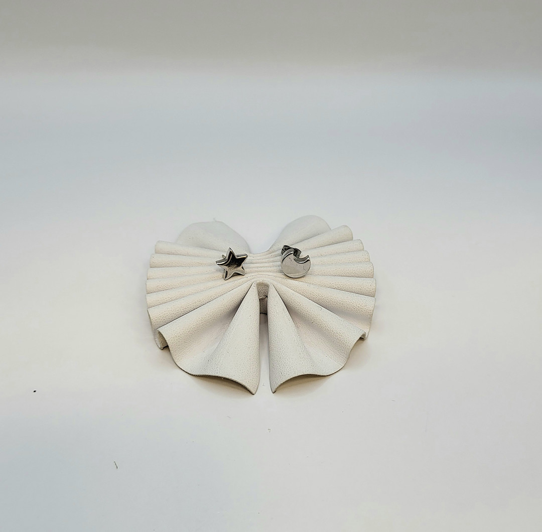 Paio orecchini oro e vite metallo