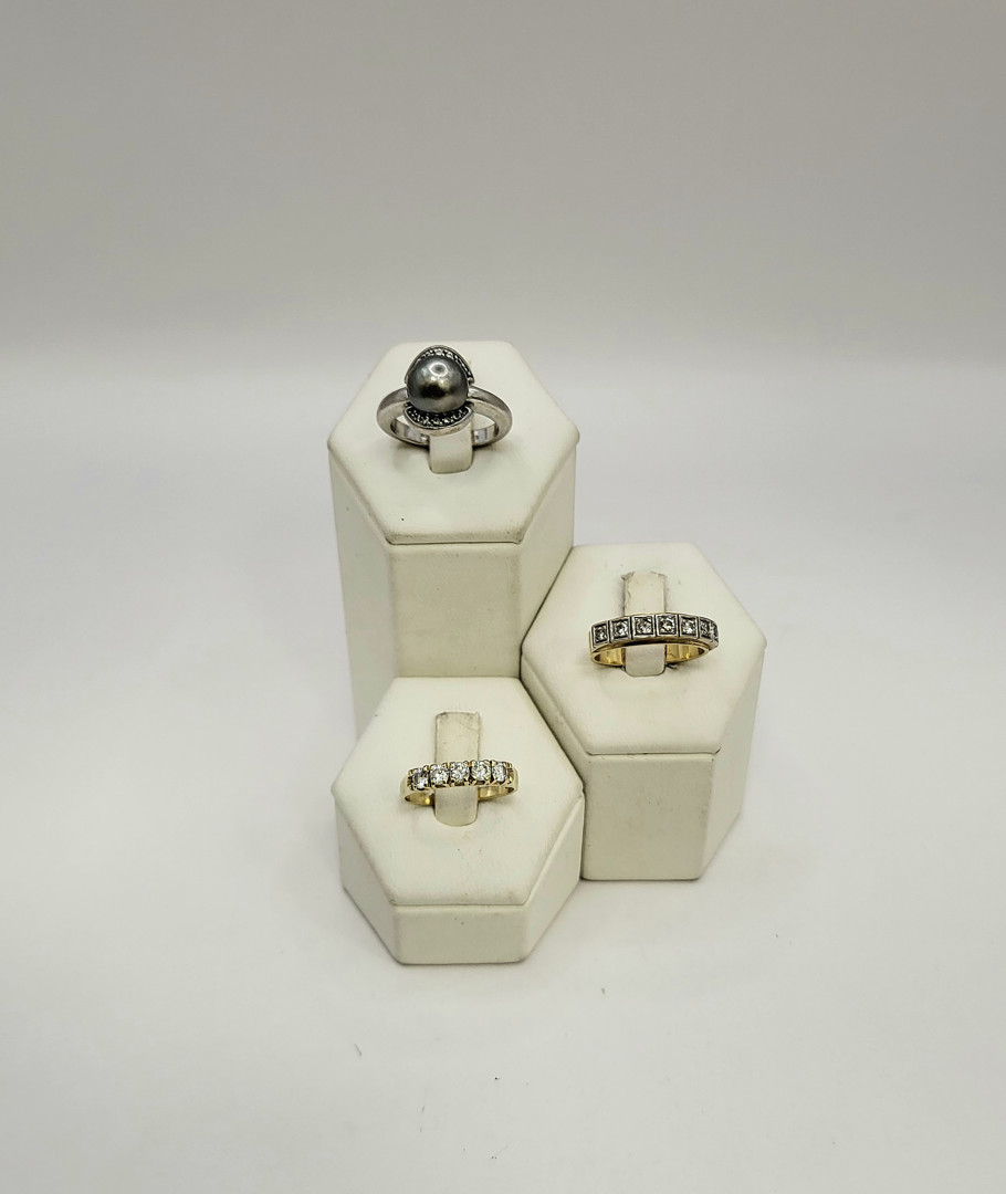 Tre anelli oro diamanti madreperla pietre