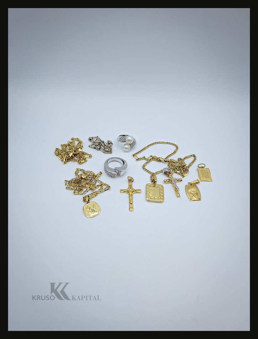 Vari oggetti in oro diamanti perle