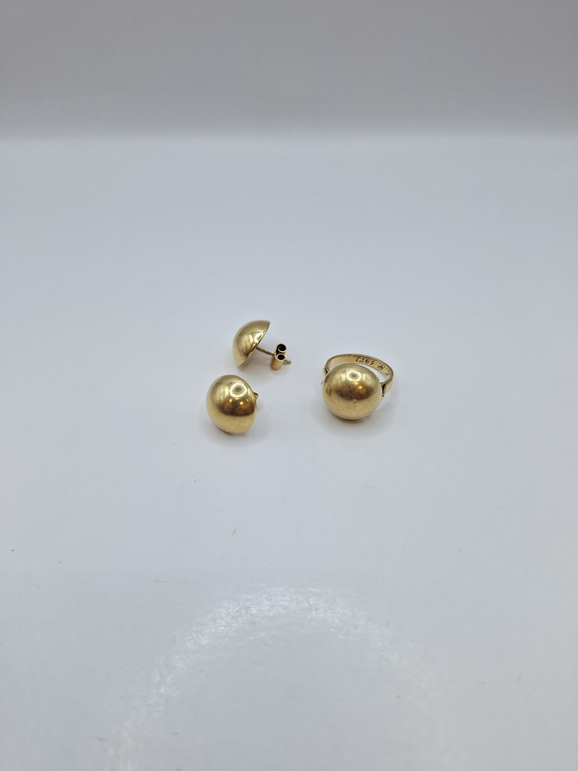 Un paio orecchini e anello oro 