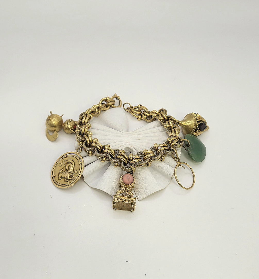 Bracciale con ciondoli oro pietre