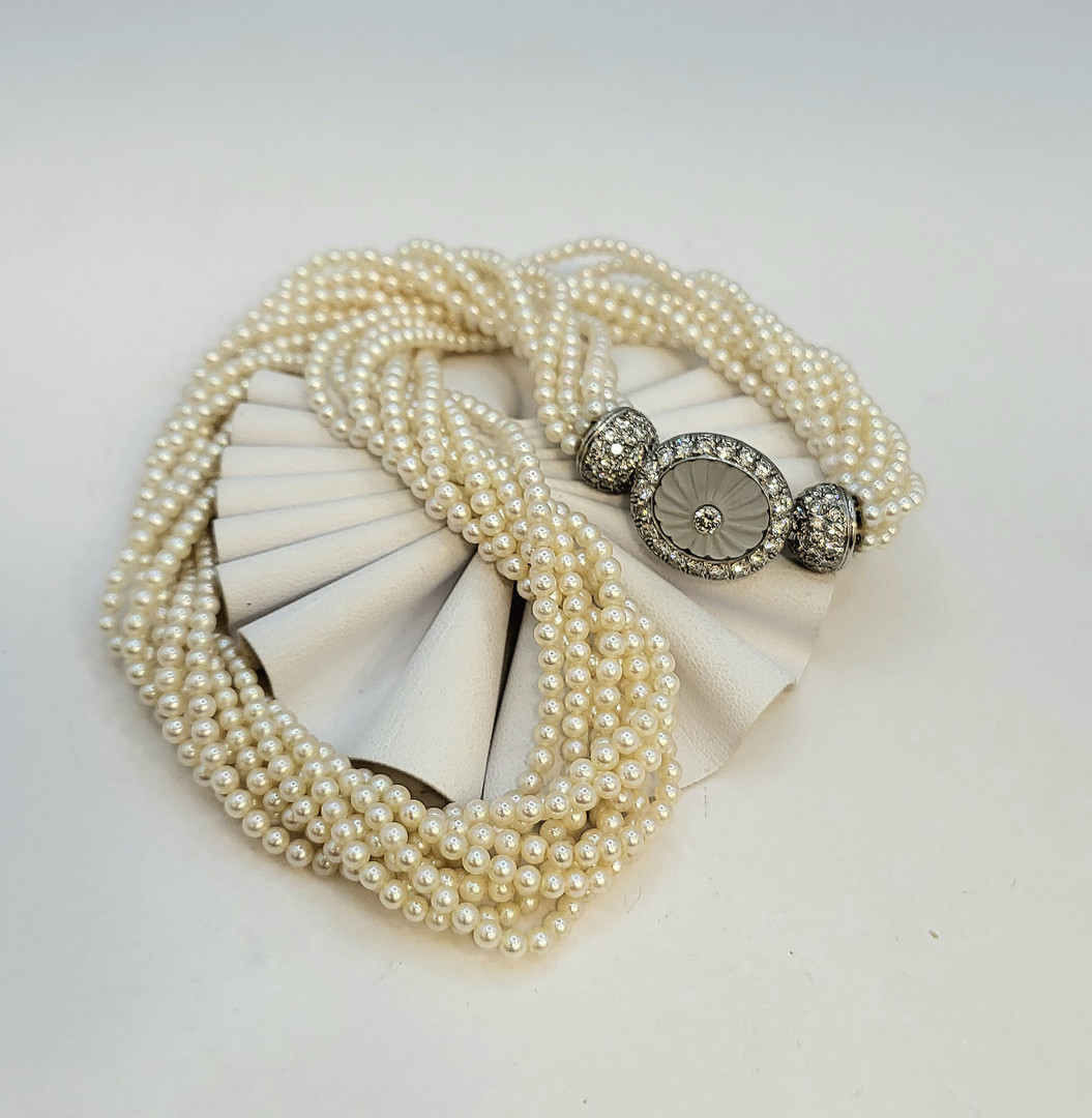 Collana  perle con fermaglio platino diamanti pietra a firma Bulgari