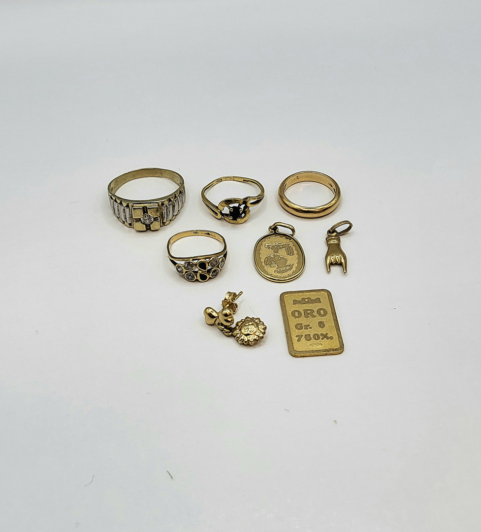 Vari oggetti oro pietre