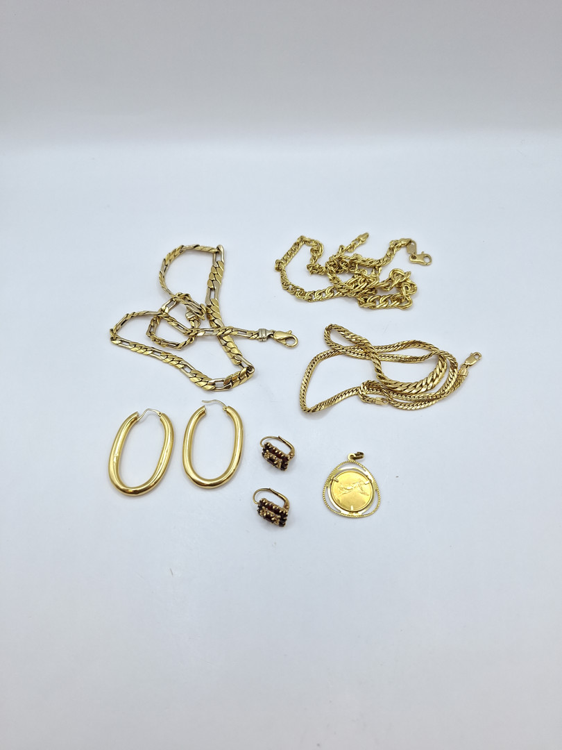 Vari oggetti oro pietre