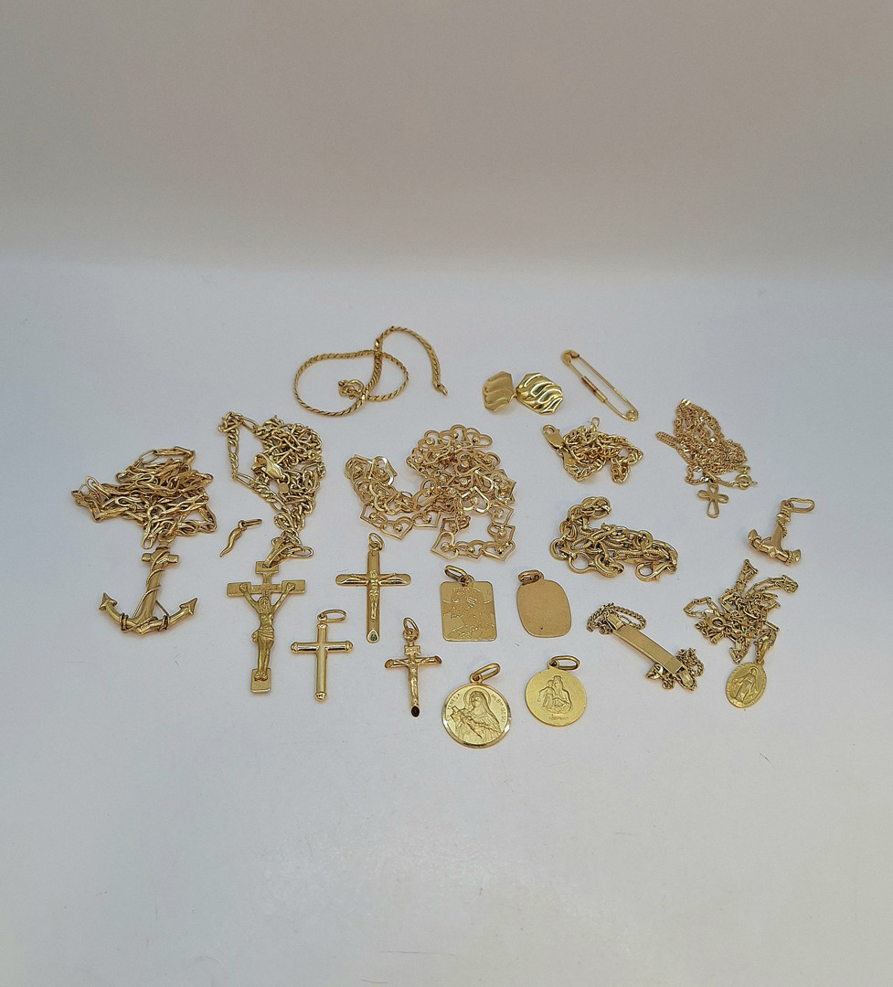 Vari oggetti in oro diamantino