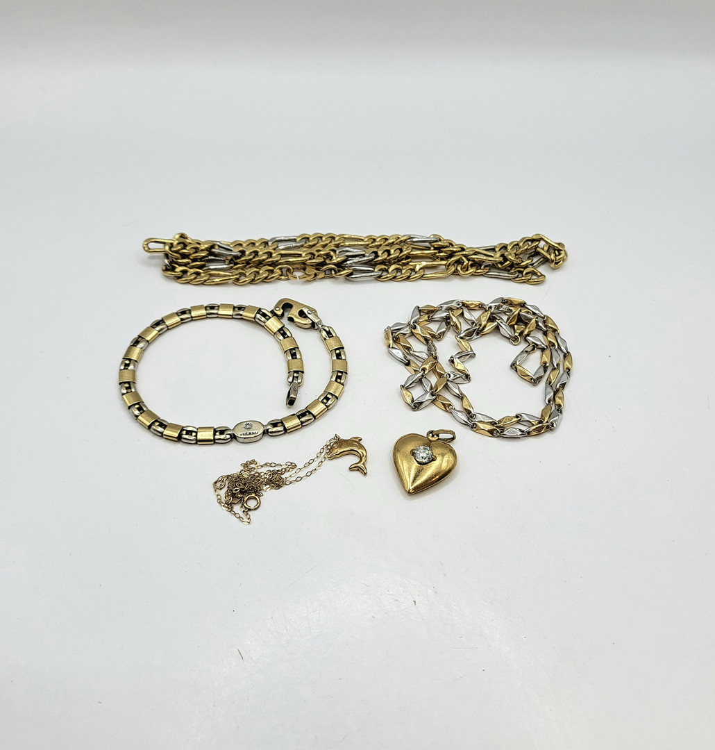 Vari oggetti oro pietra