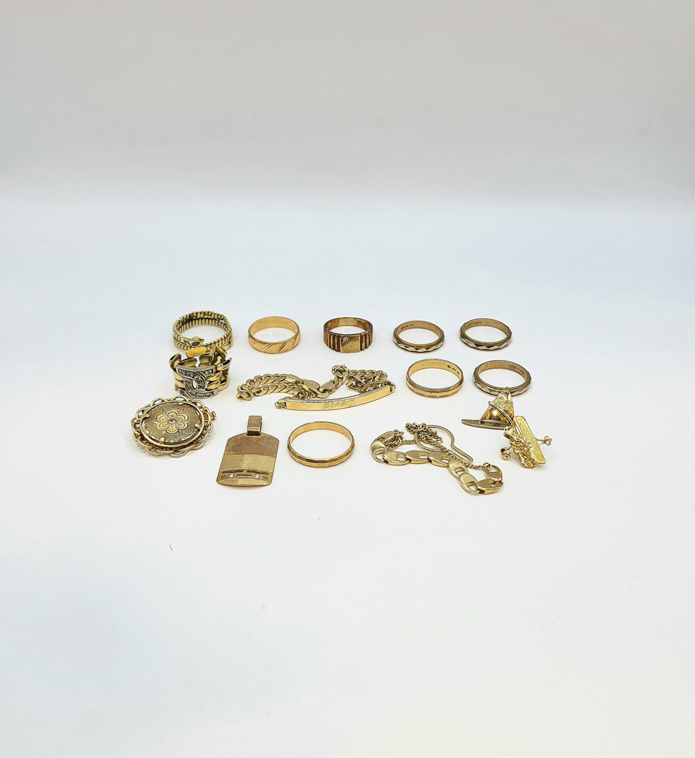 Vari oggetti oro pietre