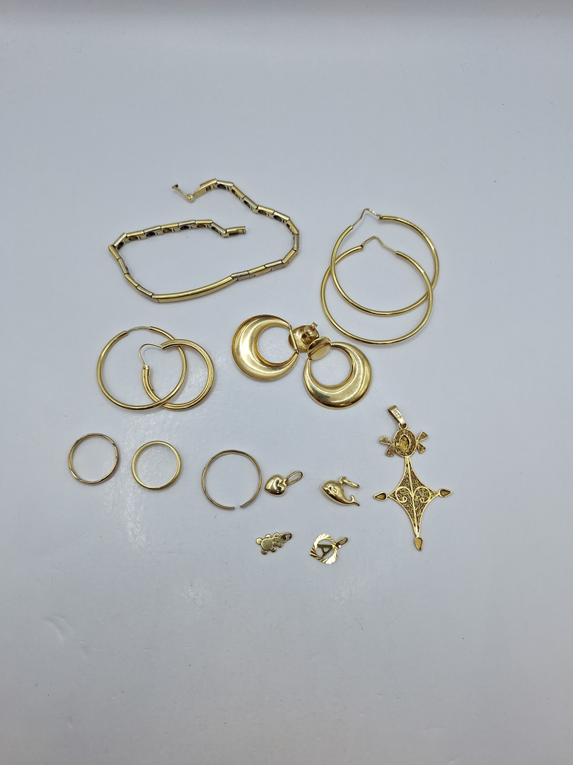 Vari oggetti in oro 