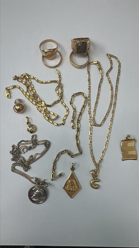 Vari oggetti in oro diamantino pietra 
