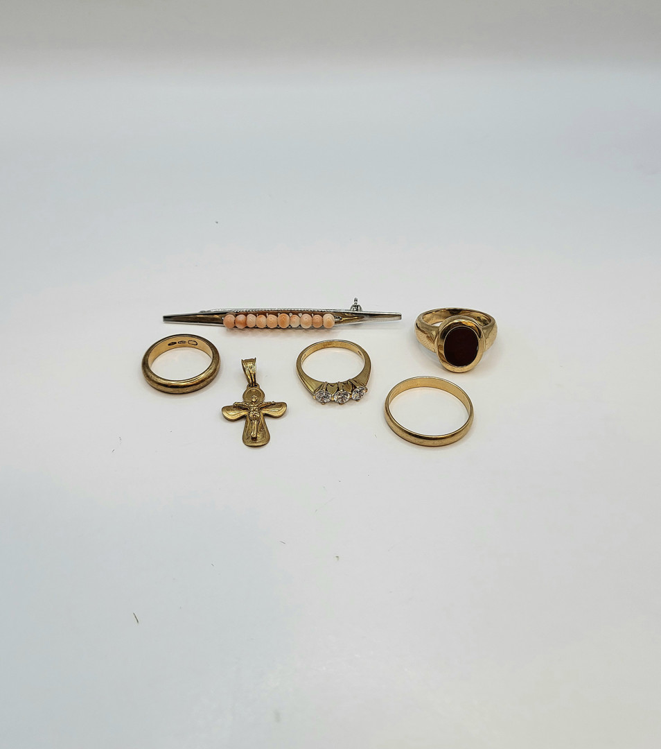 Vari oggetti oro pietre