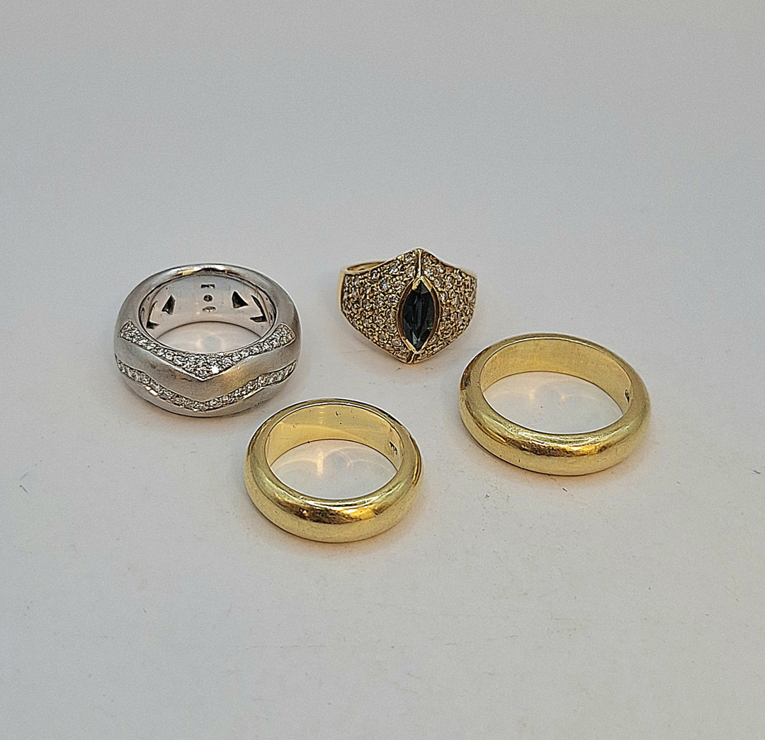Quattro anelli oro pietre diamantini