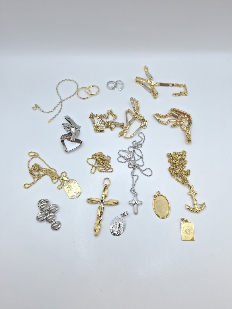 Vari oggetti in oro pietra