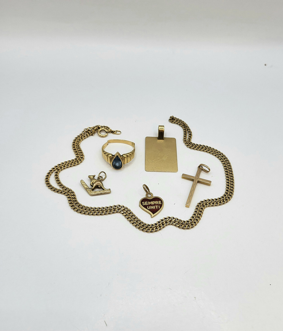 Vari oggetti oro pietra smalto 