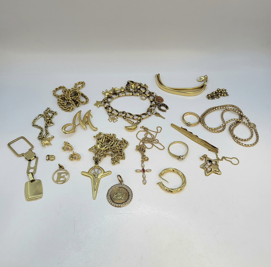 Vari oggetti oro pietre diamantini