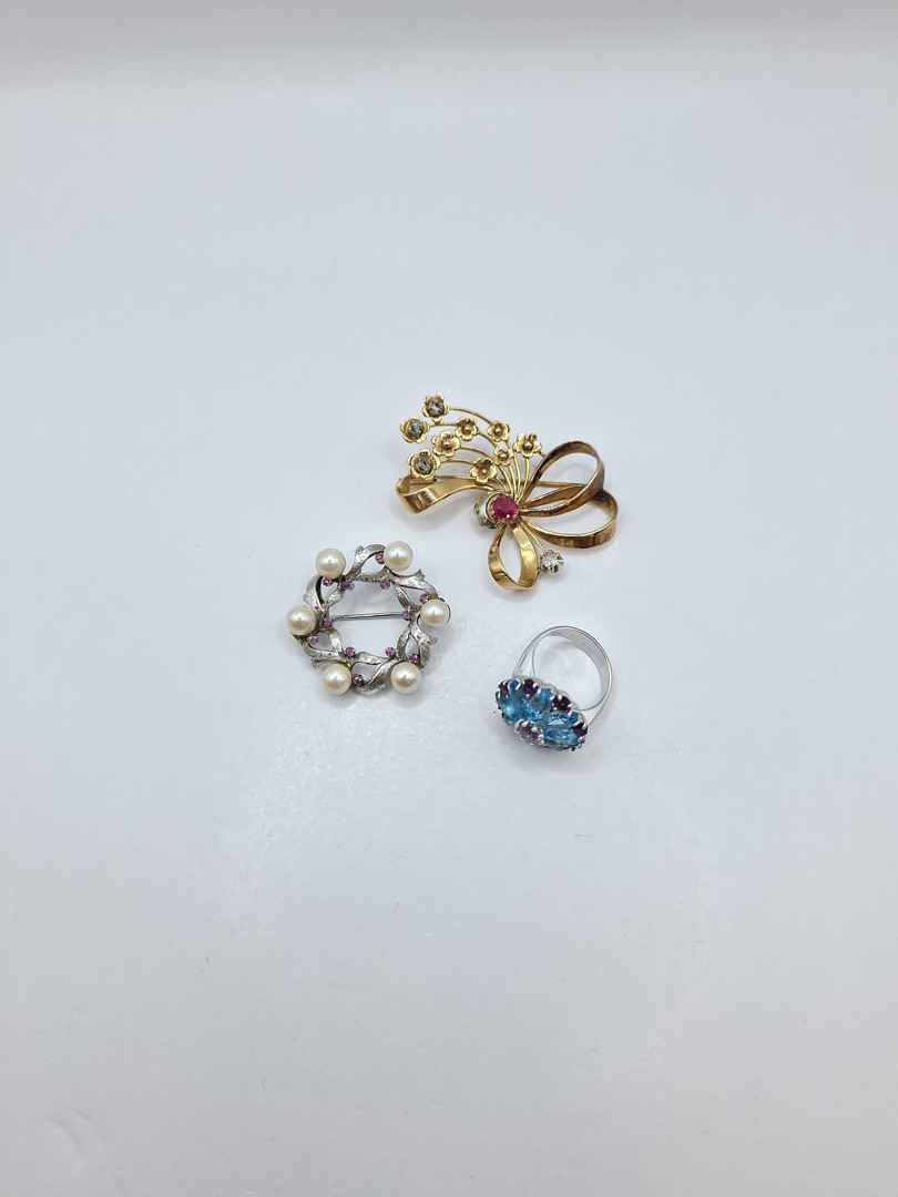 Anello e due spille in oro pietre perle 