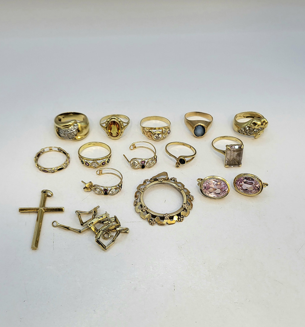 Vari oggetti oro pietre