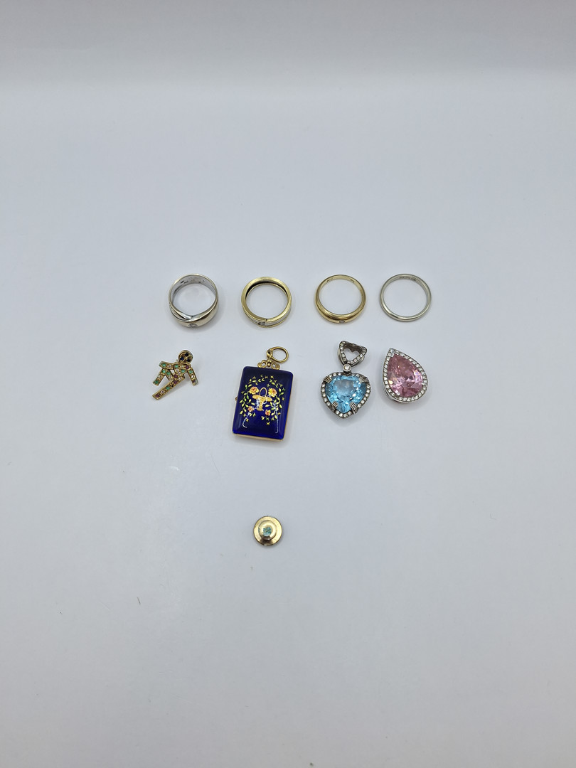 Vari oggetti oro smalto pietre vetri diamantini