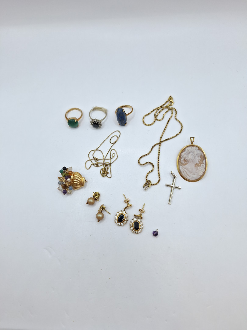 Vari oggetti oro cammeo pietre diamantini 