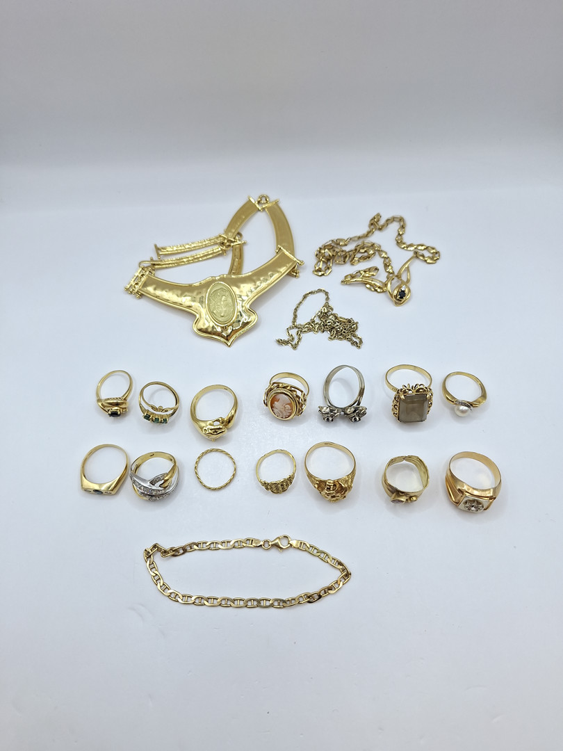 Vari oggetti in oro pietre diamantini perle