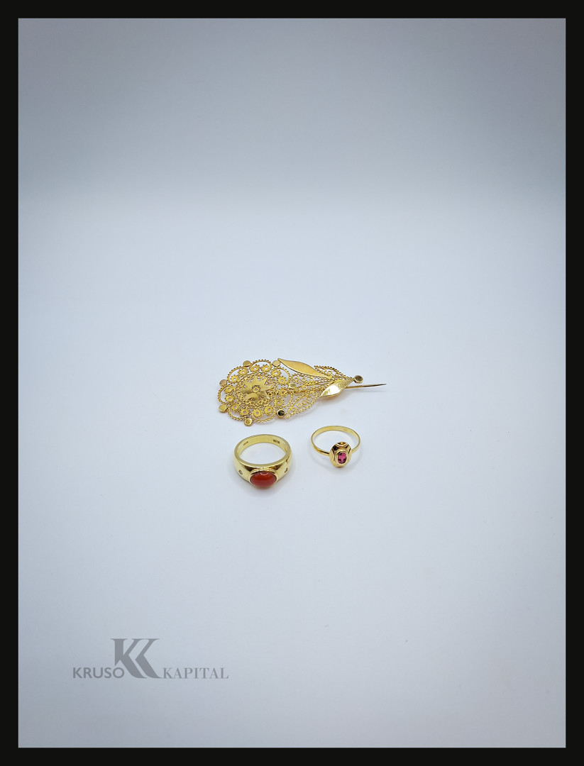 Due anelli e spilla oro pietre