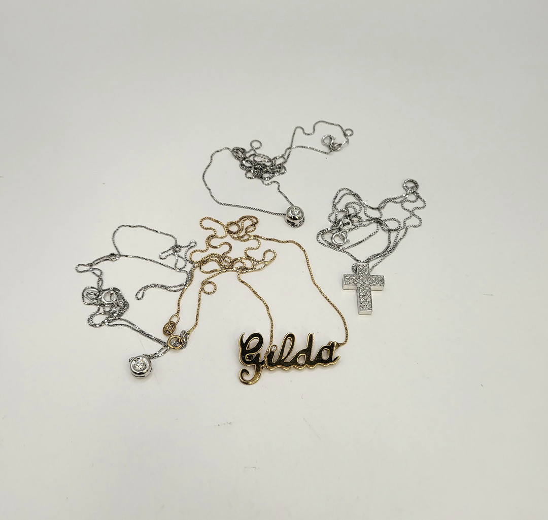 Quattro collane oro e diamantini