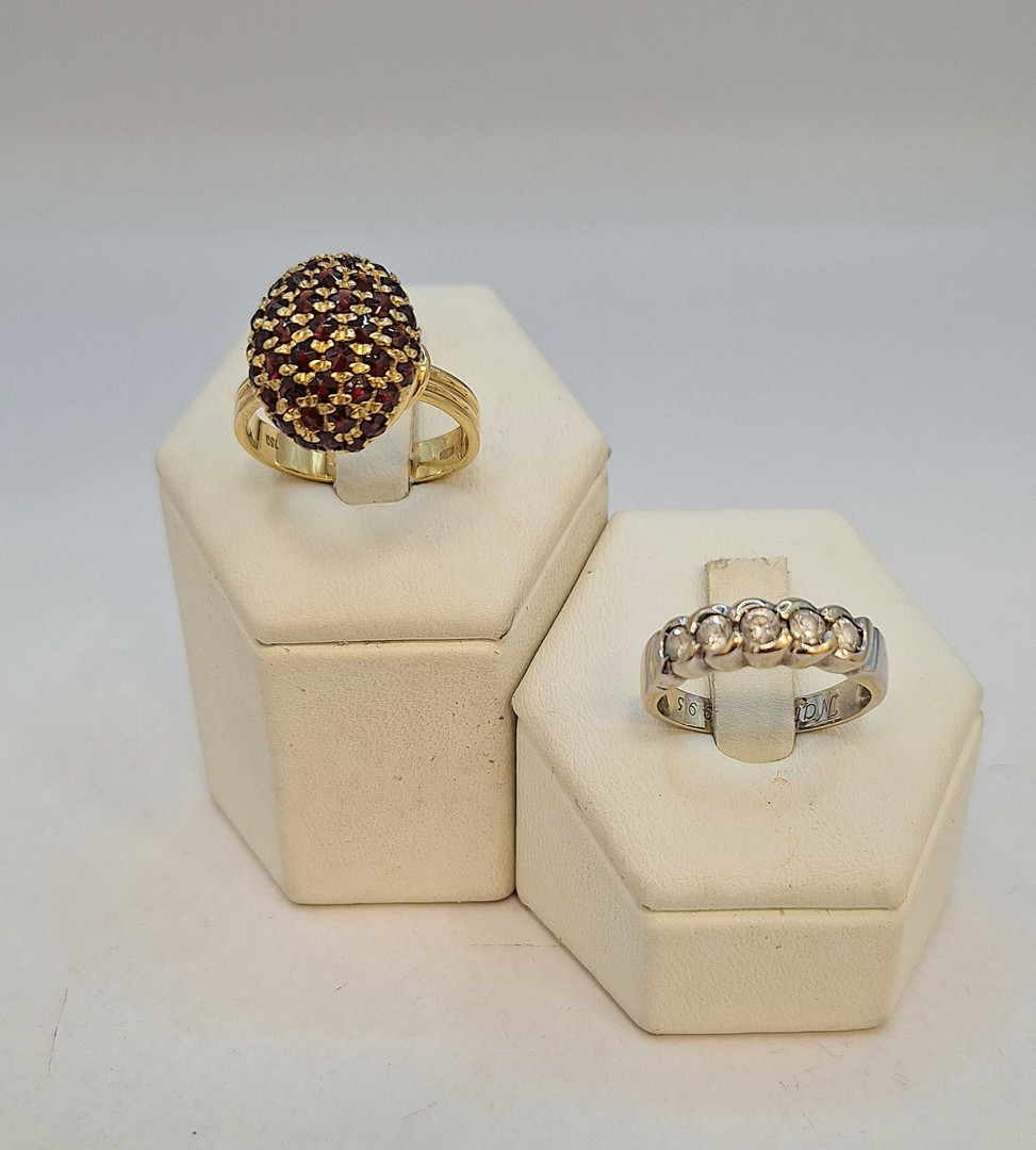 Due anelli oro pietre