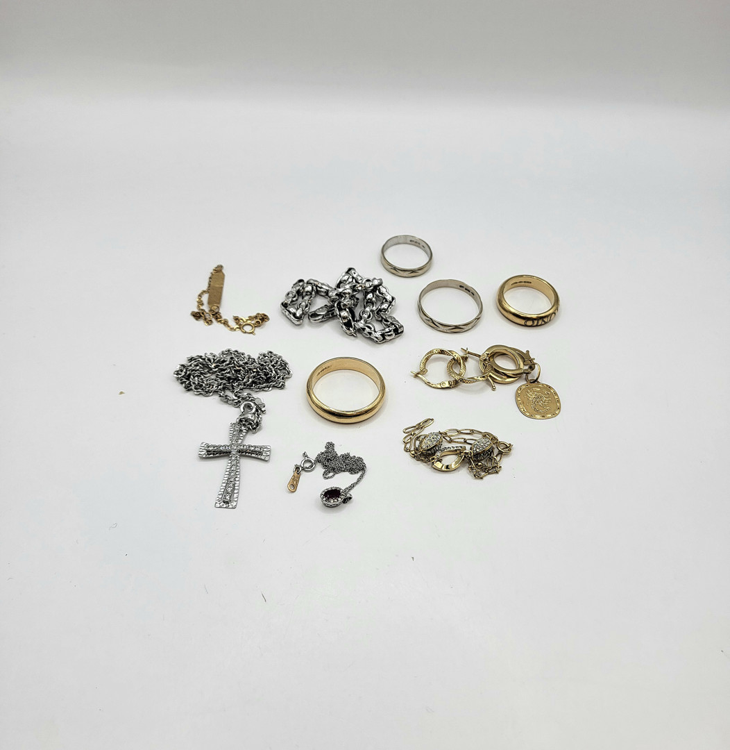 Vari oggetti in oro pietre 